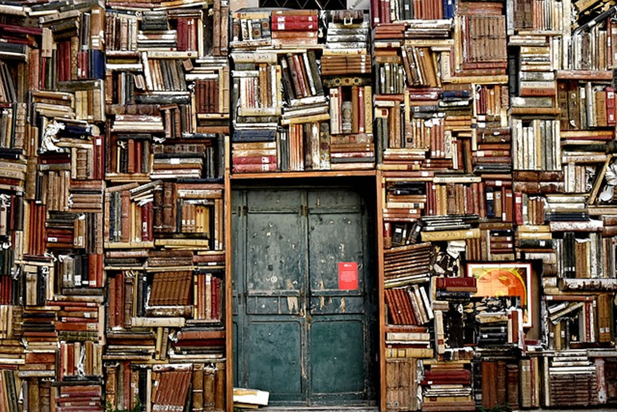 Bücherwand mit einer Tür